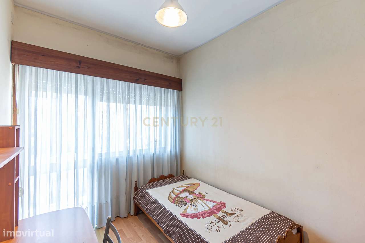 Apartamento T2+1 com Terraço na Prestigiada Rua da Alegria-15