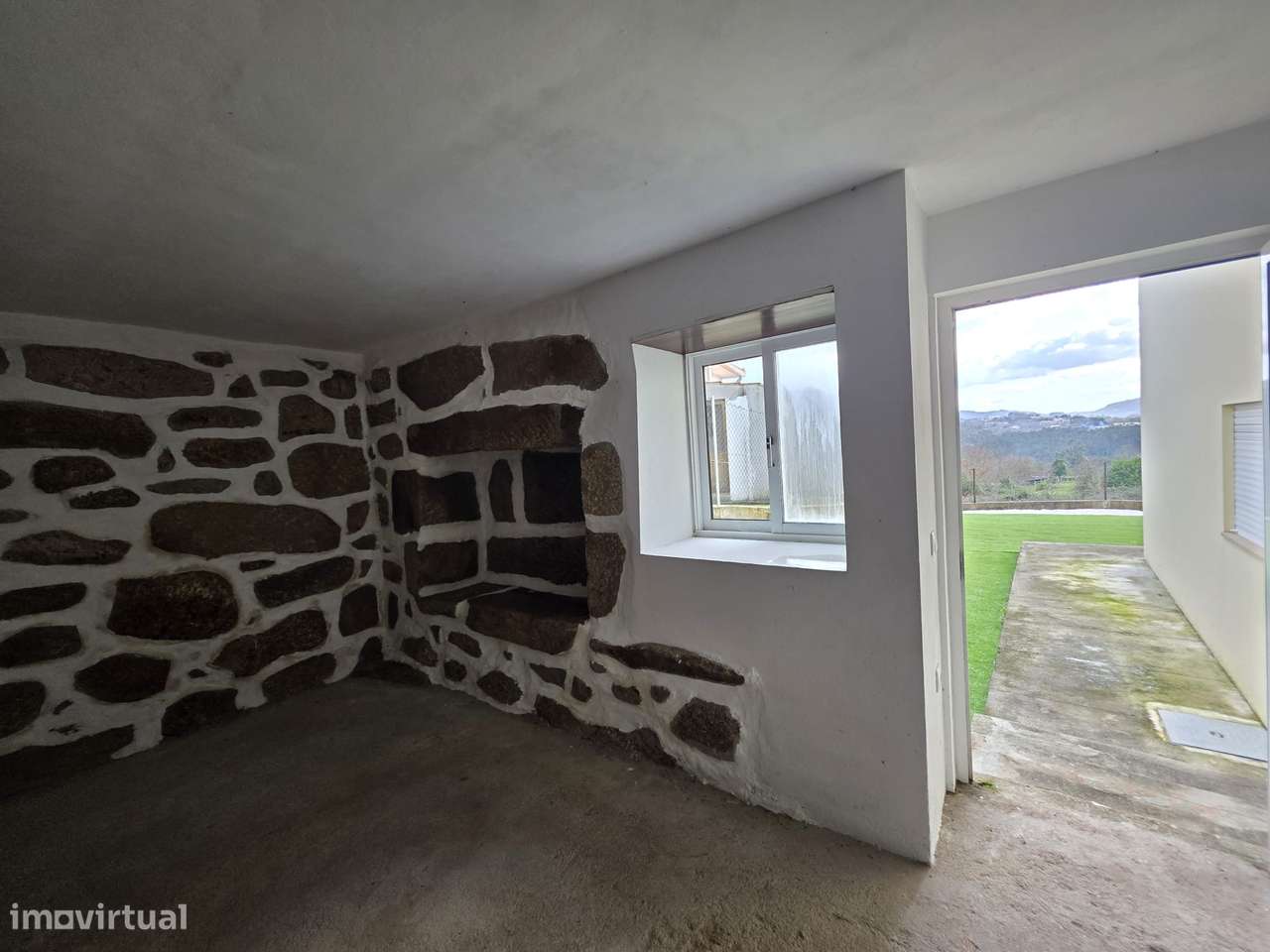 Moradia T2 com terraço e garagem nos subúrbios-7