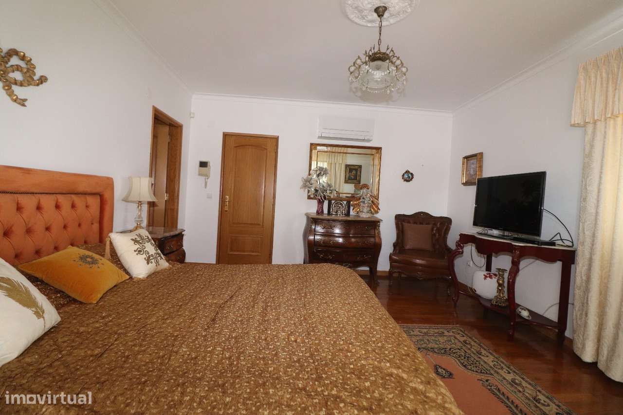 Moradia T4 com Piscina, Cave Ampla-55