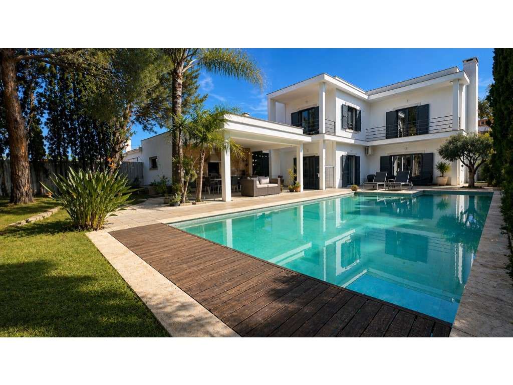 Moradia T4 isolada com piscina privada, jardim, garagem e 595 m² de...-1