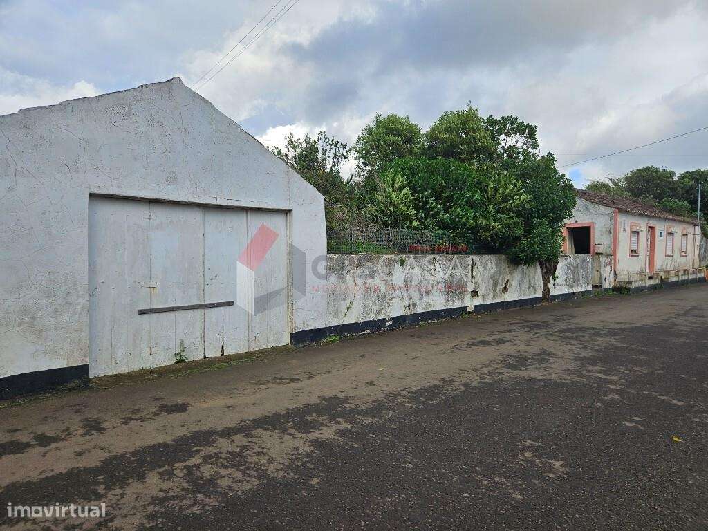 Moradia T2 para recuperar – Próxima do centro da Praia da Vitória-11