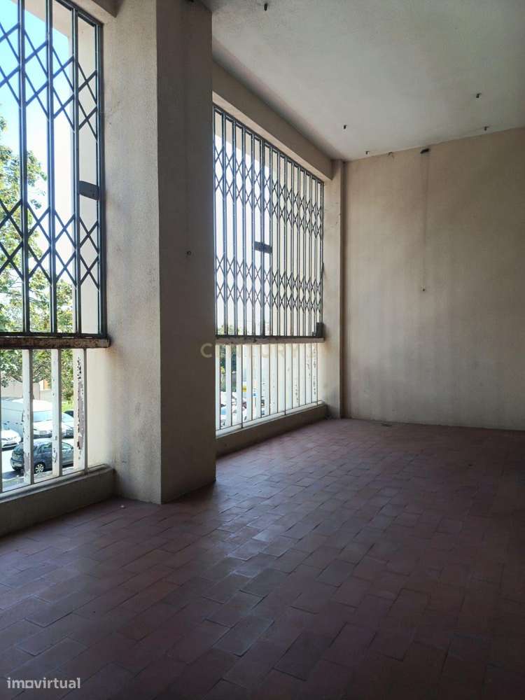 Apartamento T4 na Avenida Fernão de Magalhães — Espaço, Potencial e Di-12