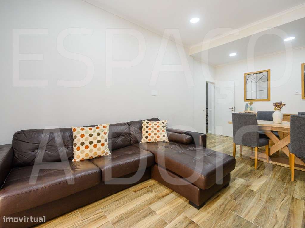 Amadora Centro | T3 Remodelado com 2 Suites e um Fantástico Logrado...-16