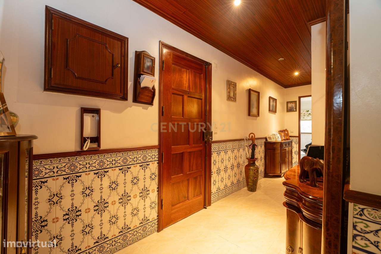 Apartamento de tipologia T2, com box e varandas, localizado em Rio de-11