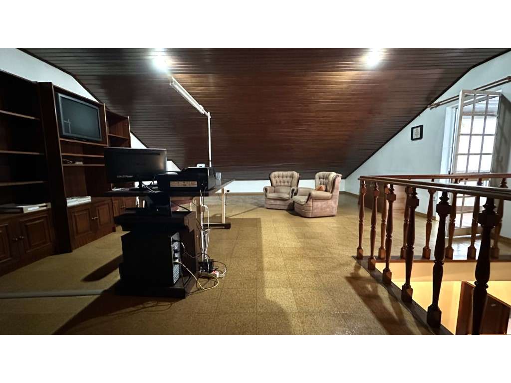 Moradia T5 com Sótão, Jardim Privado e Churrasqueira - Carnaxide-20