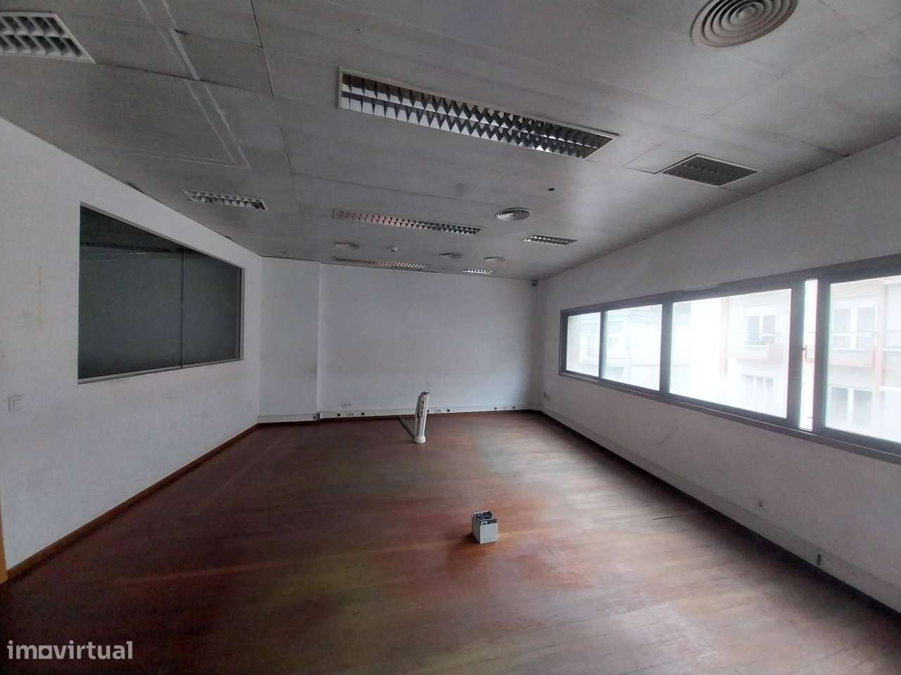 Escritório com Excelente Localização – Centro Comercial D. Dinis - Grande imagem: 3/5