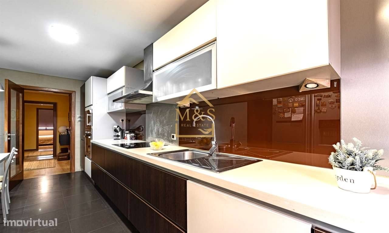 Apartamento T4 Remodelado, Terraço com 100m2,a 500Mts do Metro - Porto-3