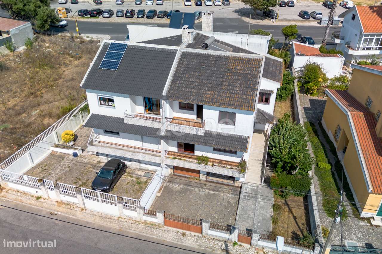 Moradia T4 (espaçosa) em Casais de Mem Martins-35