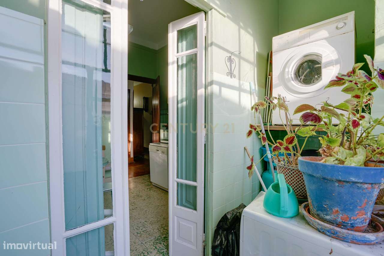 Moradia independente T6, situada no coração da linha de Cascais, junto-30