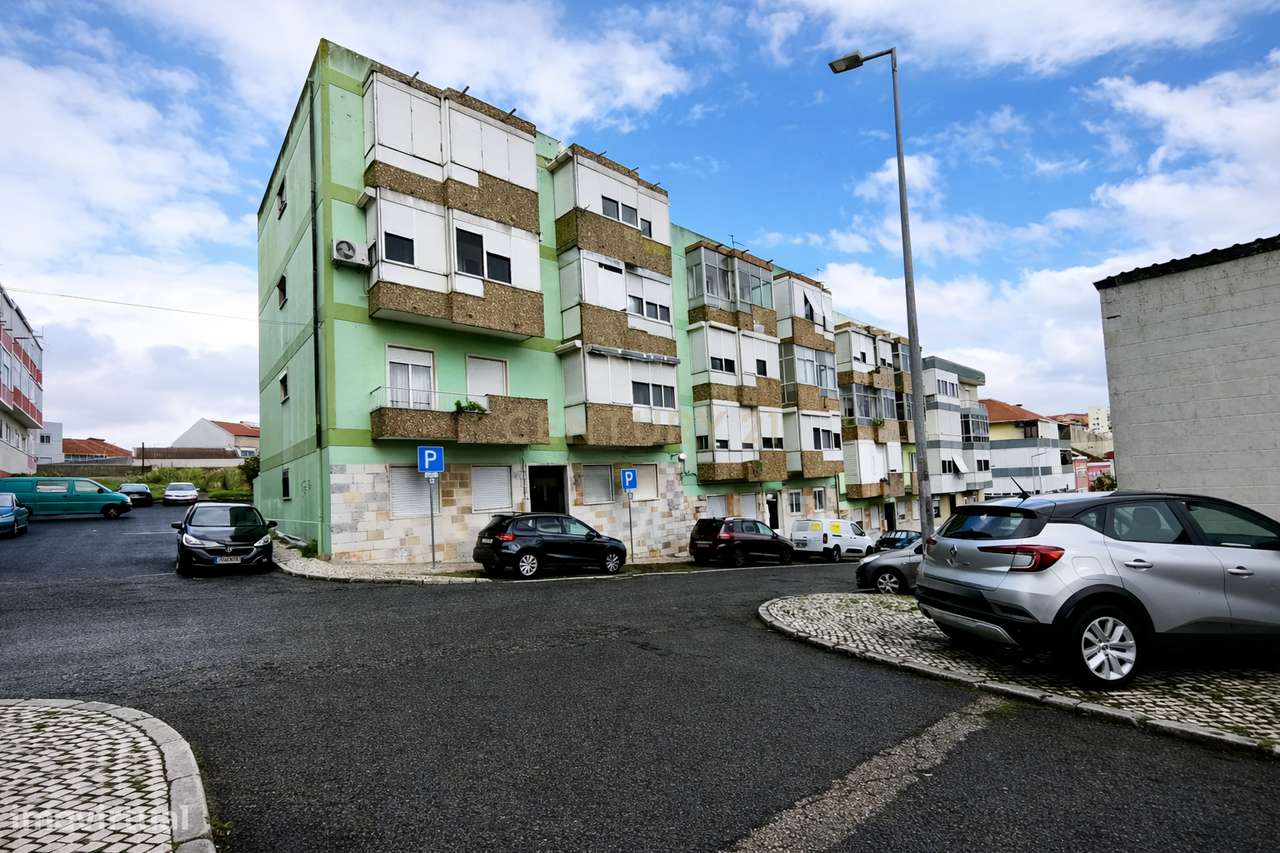 Apartamento T2 com Marquise e Excelente Potencial | Damaia de Cima – A-31