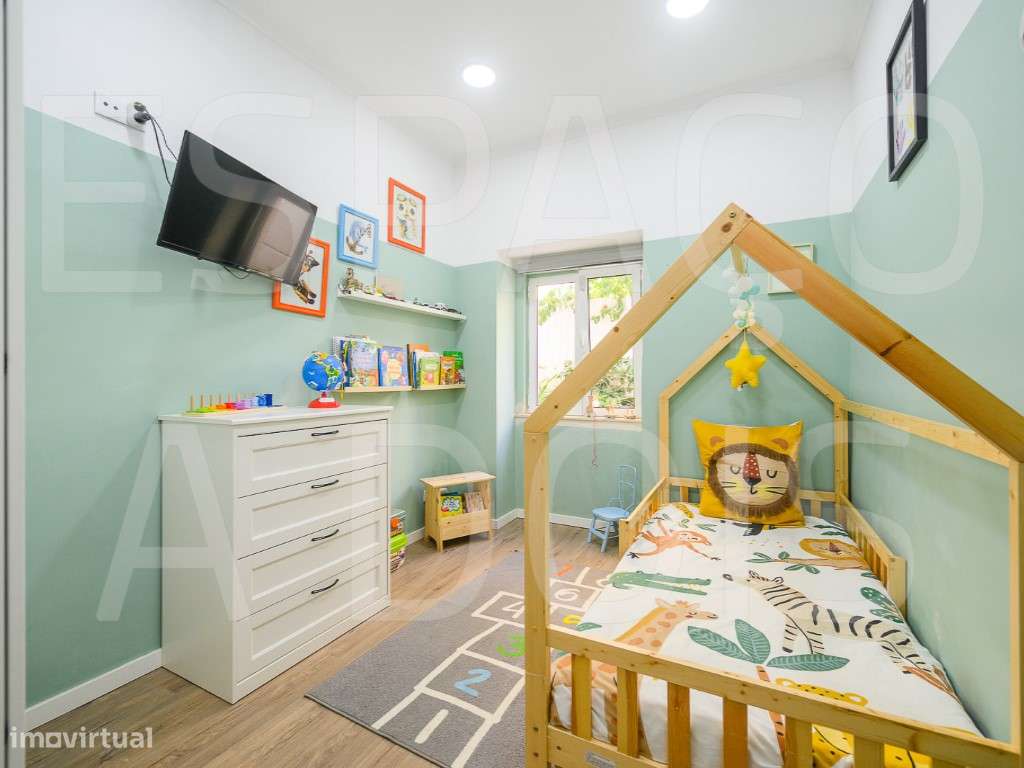 Amadora Centro | T3 Remodelado com 2 Suites e um Fantástico Logrado...-50