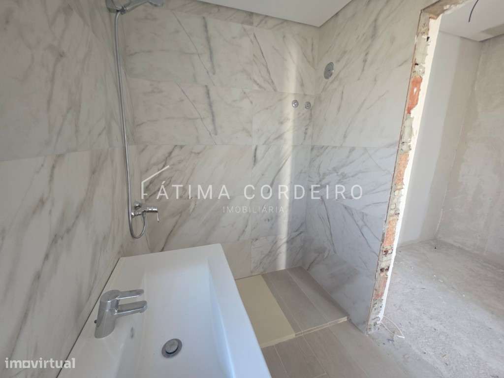 Moradia Geminada T4 com duas Suítes em fase final de acabamentos-9