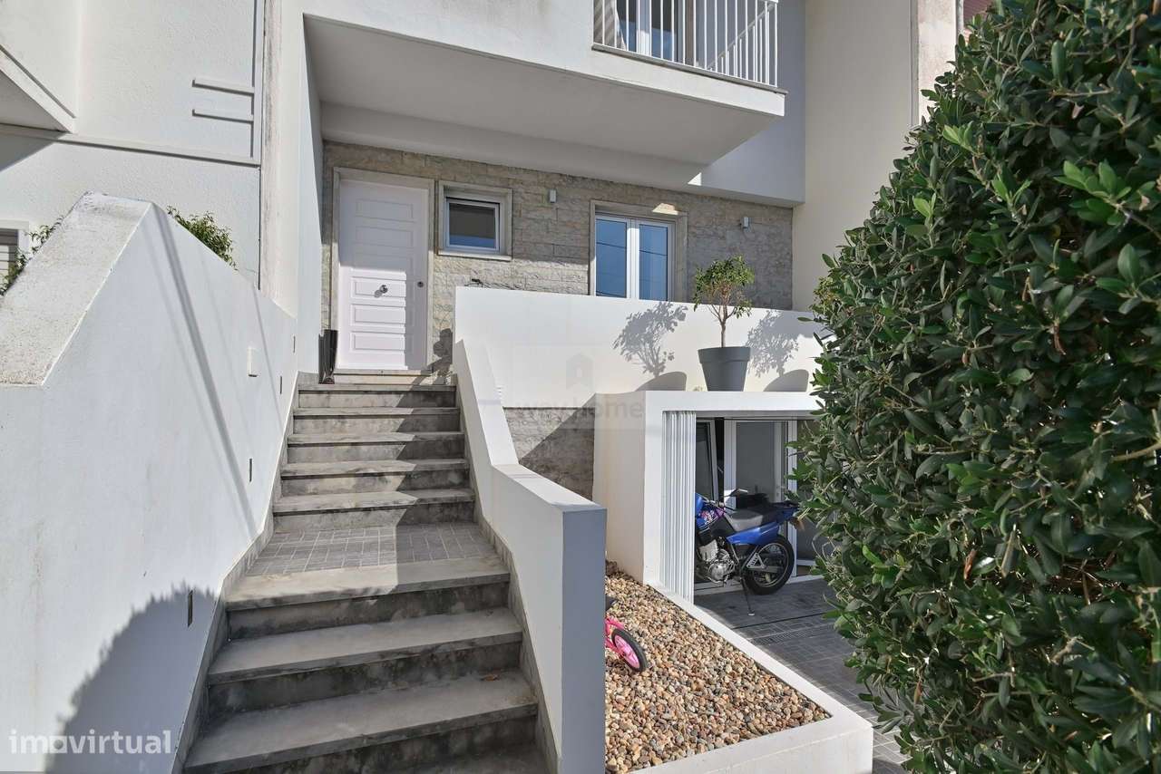Moradia T3+1 | Sotão e Cave | Remodelada | Pátio Exterior | Amoreira |-35