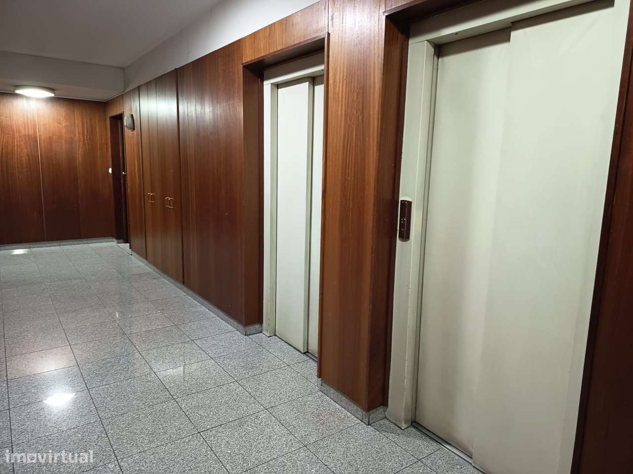 Magnífico T2, com 2 lugares de garagem, junto ao Mira Maia Shopping-23