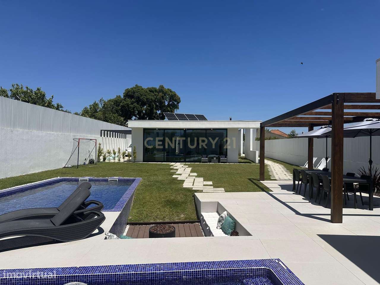 Moradia Térrea com Piscina aquecida e excelente jardim. Localizada em-17