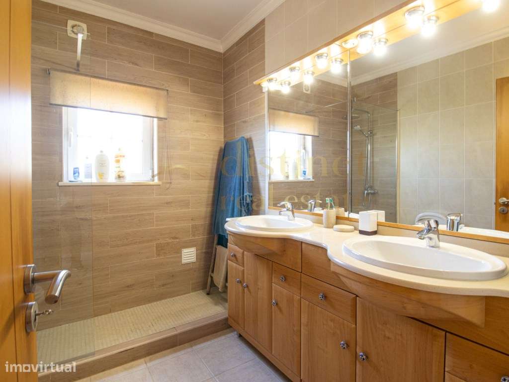 FANTÁSTICA/MORADIA EM BANDA/COM 4 QUARTOS/JARDIM & PISCINA/A APENAS...-19