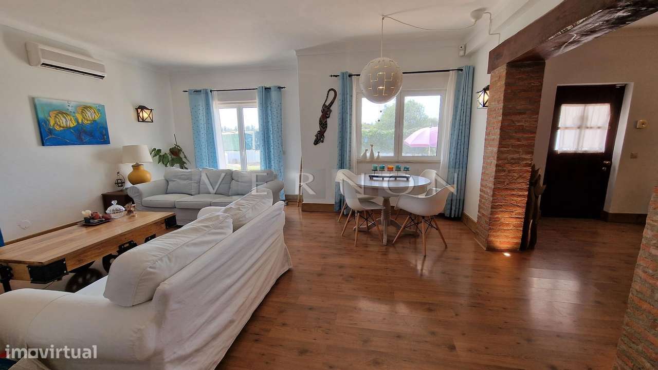 Charmosa e espaçosa moradia com 3 quartos e piscina para venda entre L-1