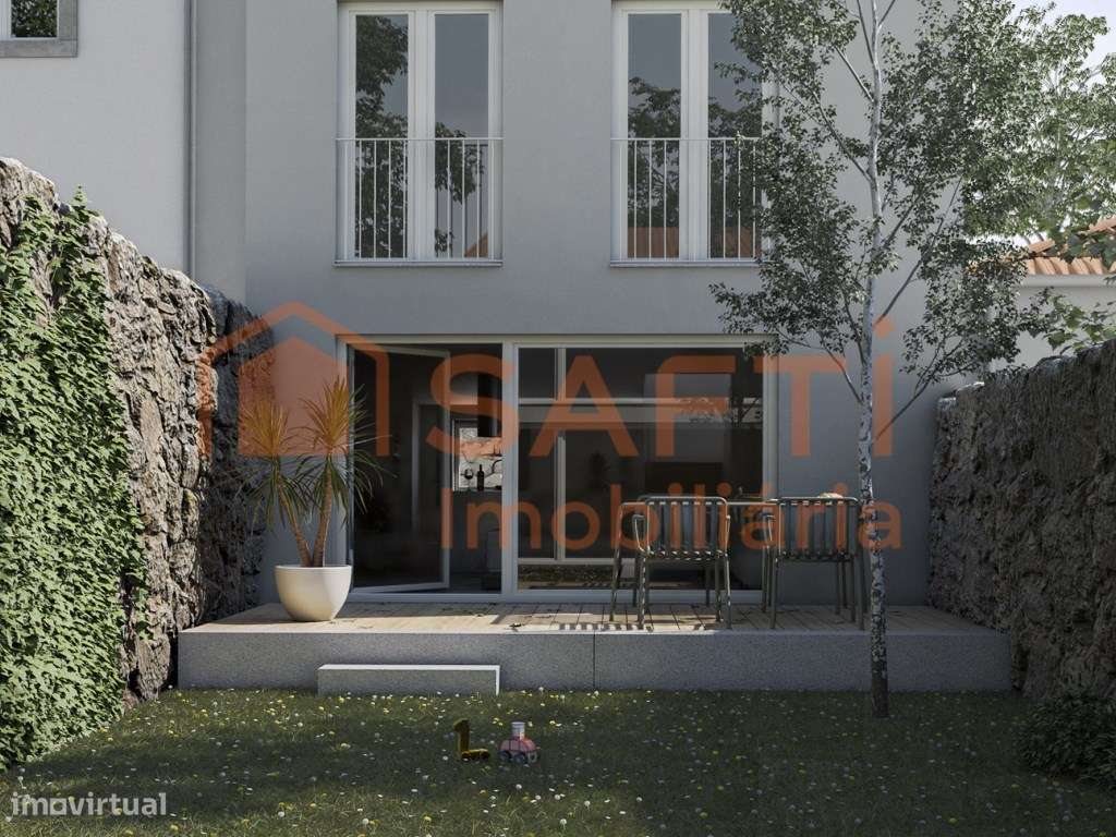 Moradia para reconstrução na rua Alto de Vila, na Foz Velha no Porto. - Grande imagem: 3/10