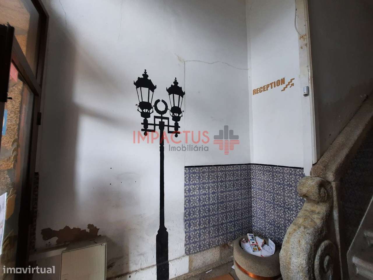 Edifício histórico com terreno anexado - Grande imagem: 2/51