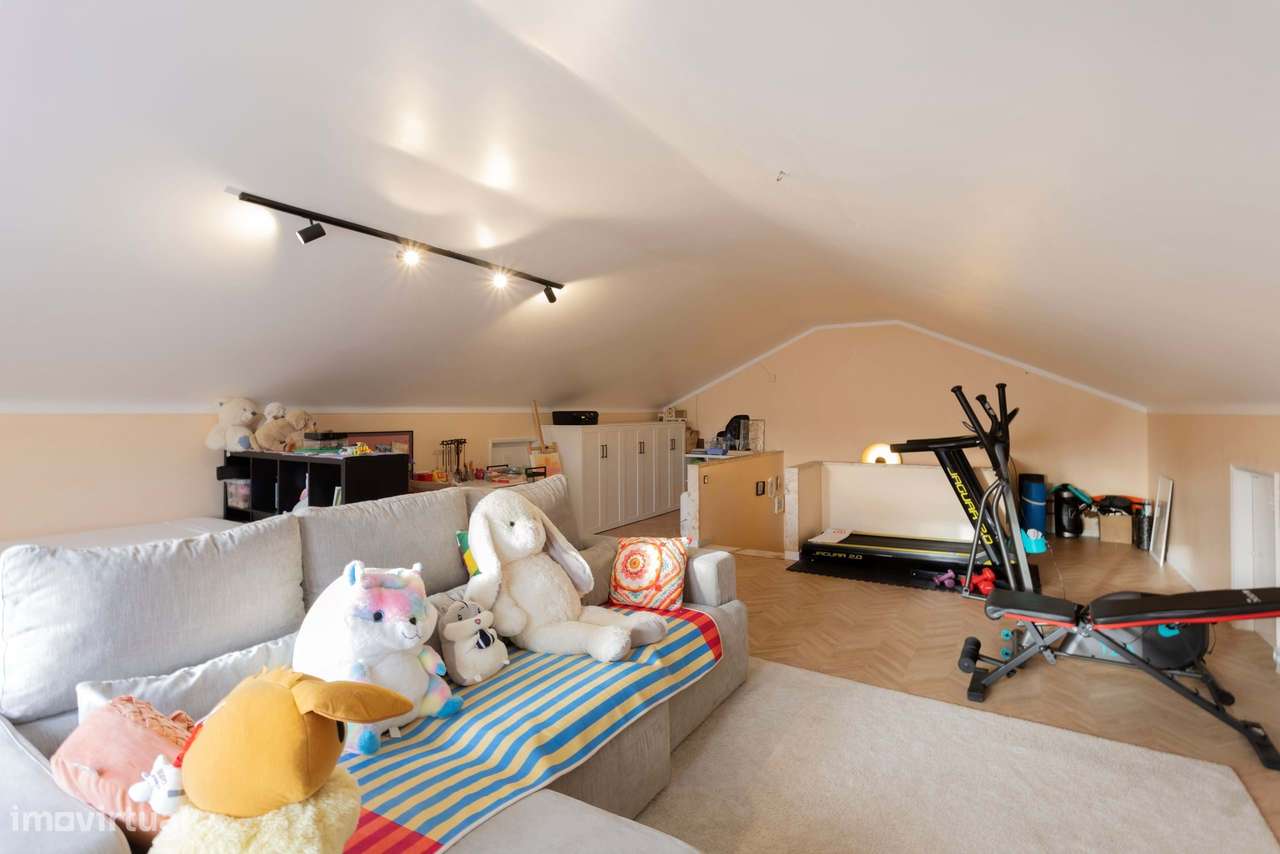 Moradia remodelada com jardim, garagem e vista desafogada, Algueirão,-41