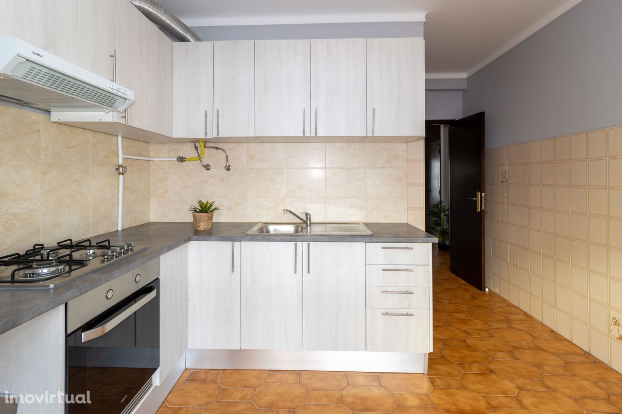 Apartamento T3  parcialmente remodelado na AVenida Vitor Gallo, Marinh