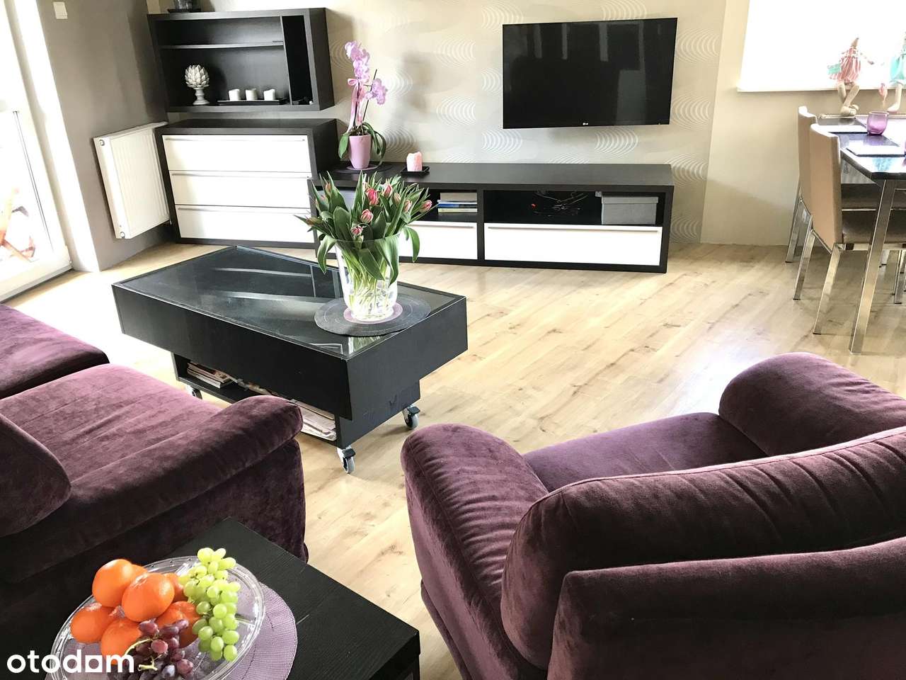 Przestronny apartament z widokiem na las.