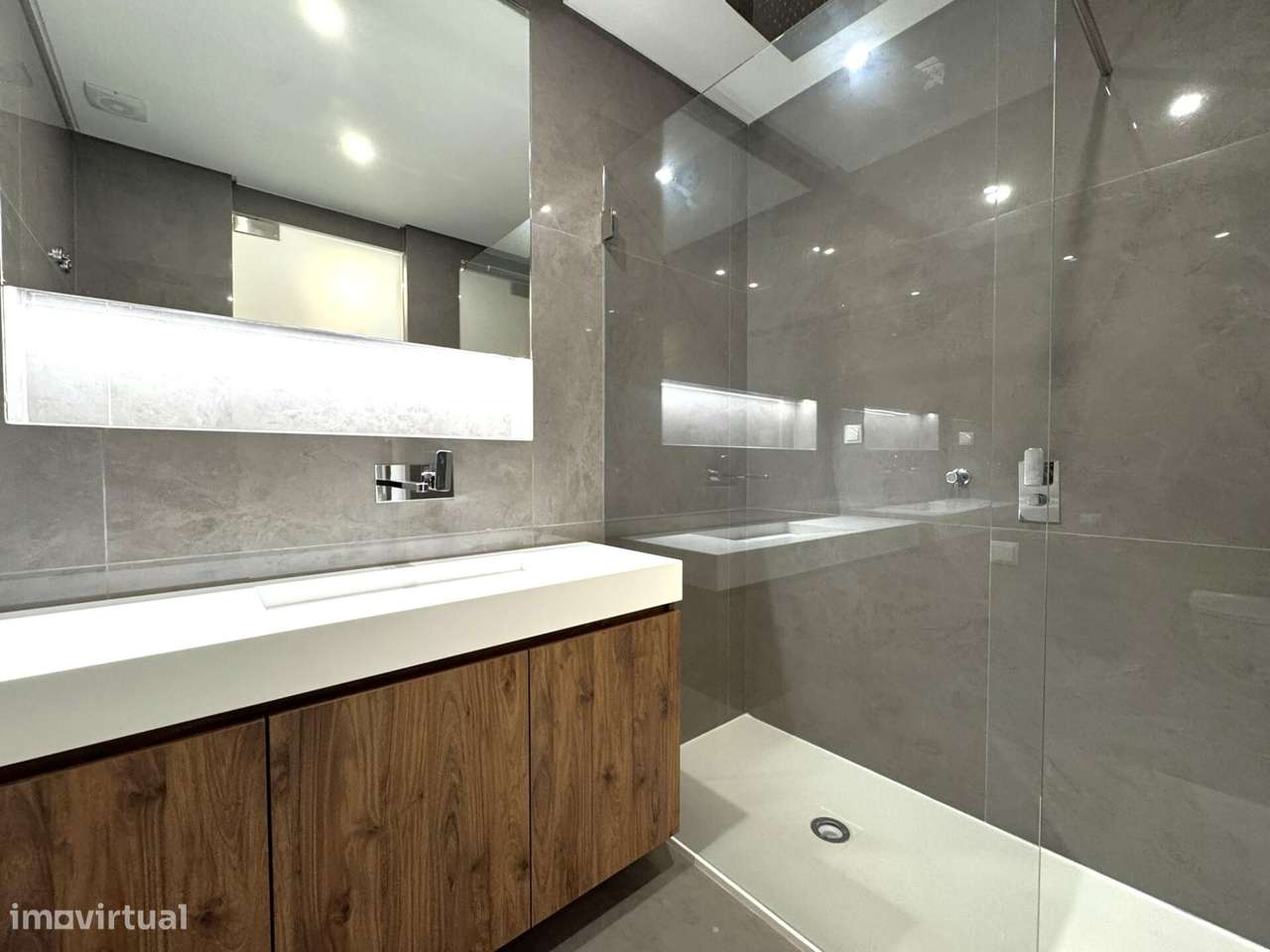 Apartamento T3 novo com estacionamento no centro de Carcavelos-28