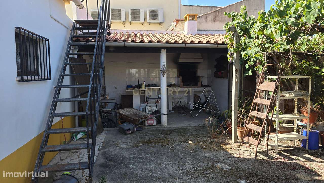 Moradia em Terreno Amplo em Brejos de Azeitão-15