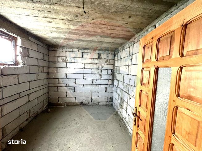 Casă / Vilă cu 6 camere de vânzare în BUHUȘI Județul BACĂU-9