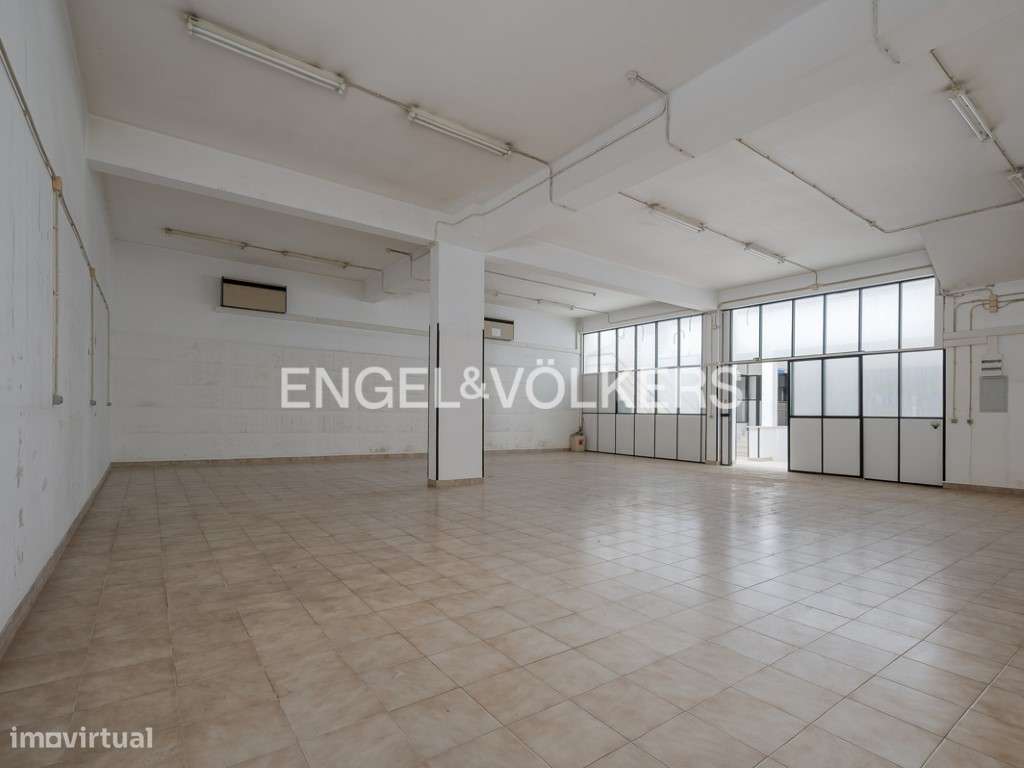 Espaço Comercial com Armazém e Escritório no Lumiar - Grande imagem: 2/51