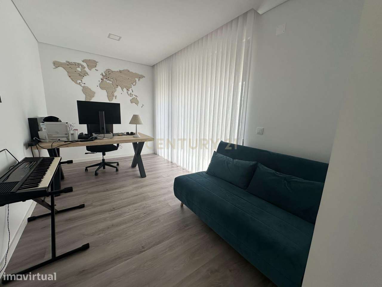 Moradia Térrea com Piscina aquecida e excelente jardim. Localizada em-36