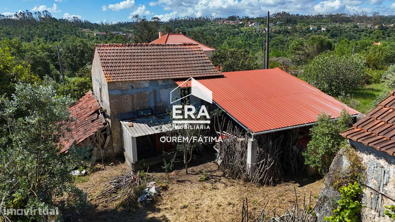 Moradia T2 com quintal localizada no Olival-15
