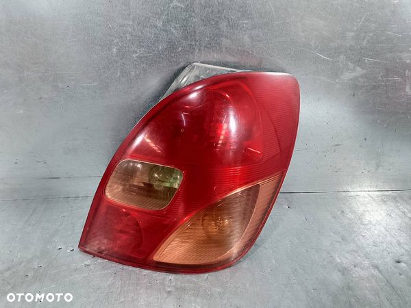 LAMPA TYLNA PRAWA TOYOTA COROLLA VERSO I - 1