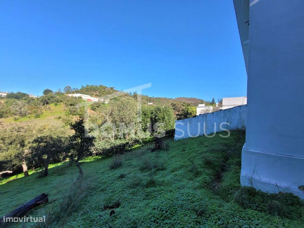 Moradia com armazém localizada na Cova da Muda-10