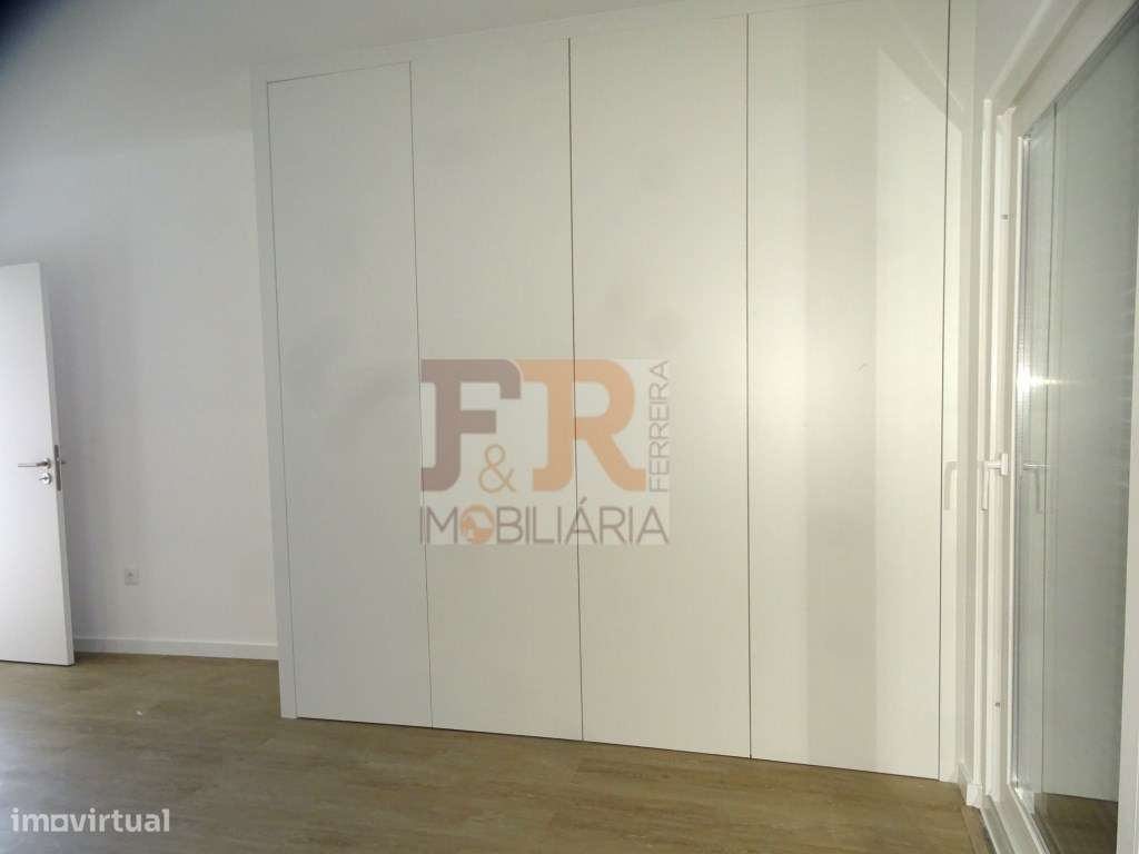 Moradia Geminada Triplex T3+1 com Cave Fernão Ferro-25