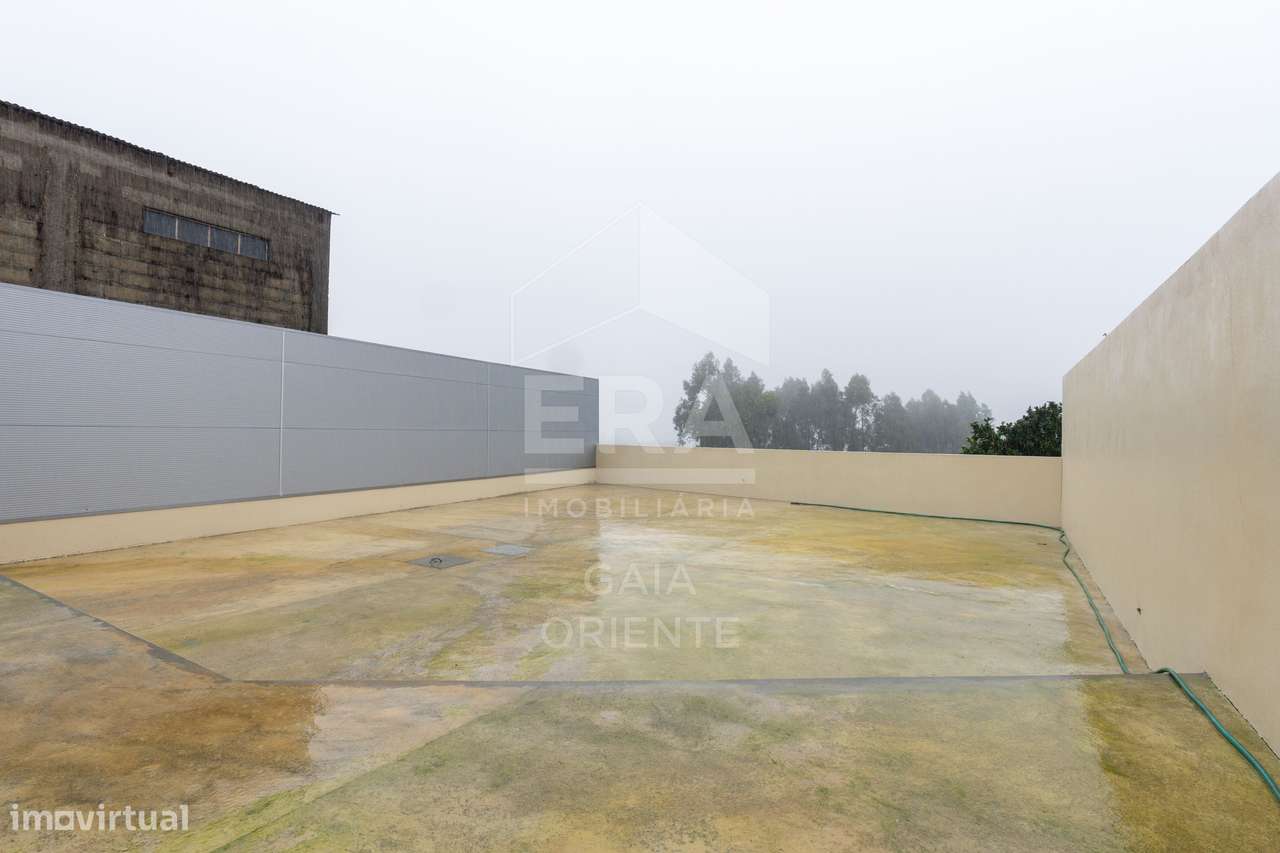 Moradia T3 Renovada junto à A1 nos Carvalhos-26