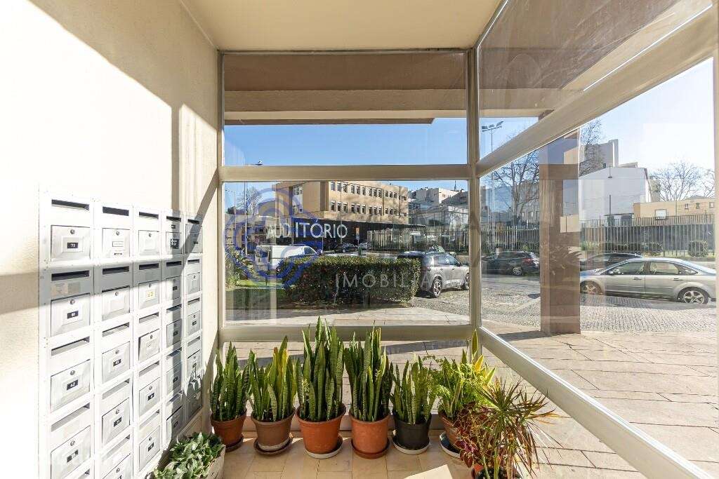 T2 Renovado junto à Av. da República | Garagem, Arrumos e Varanda - Grande imagem: 2/28