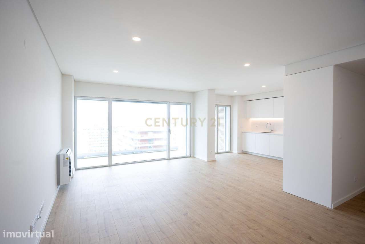 Apartamento T2 com estacionamento e piscina - Areeiro - Grande imagem: 2/19