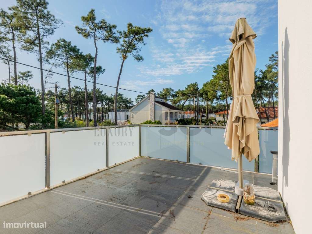 Moradia T4 na Aroeira, contemporânea com piscina e cave-38