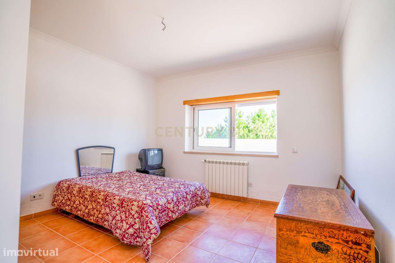 Moradia T6, localizada numa das zonas mais valorizadas do Oeste-22