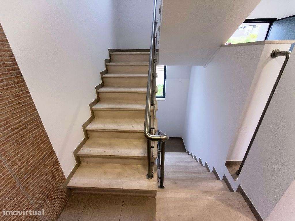 Moradia T5 Moderna no Feijó com 296 m² e Garagem de 100 m²  Confort...-12