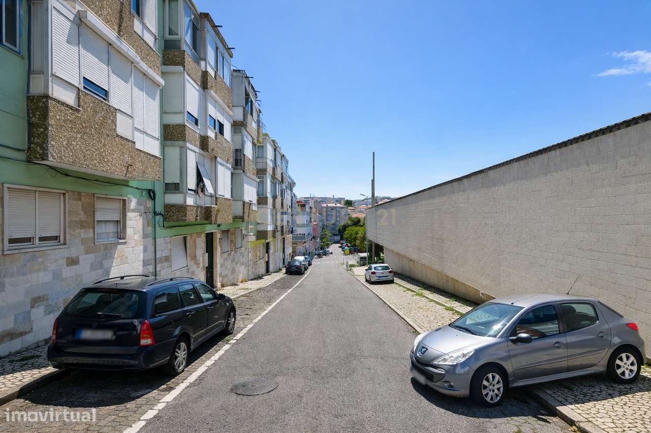 Apartamento T2 com Marquise e Excelente Potencial | Damaia de Cima – A-33