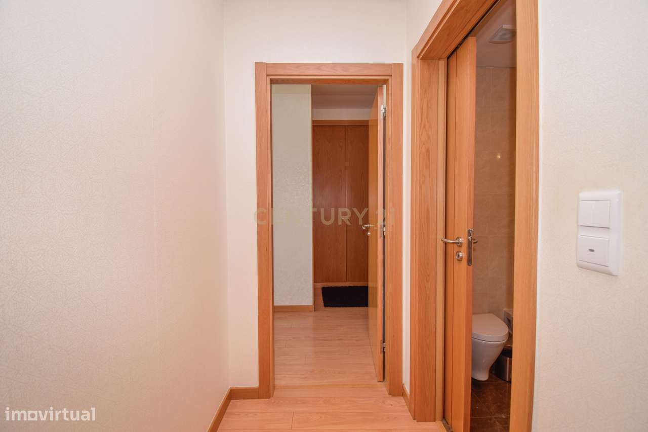 Apartamento T3 com Áreas Generosas e Vista Desafogada-11