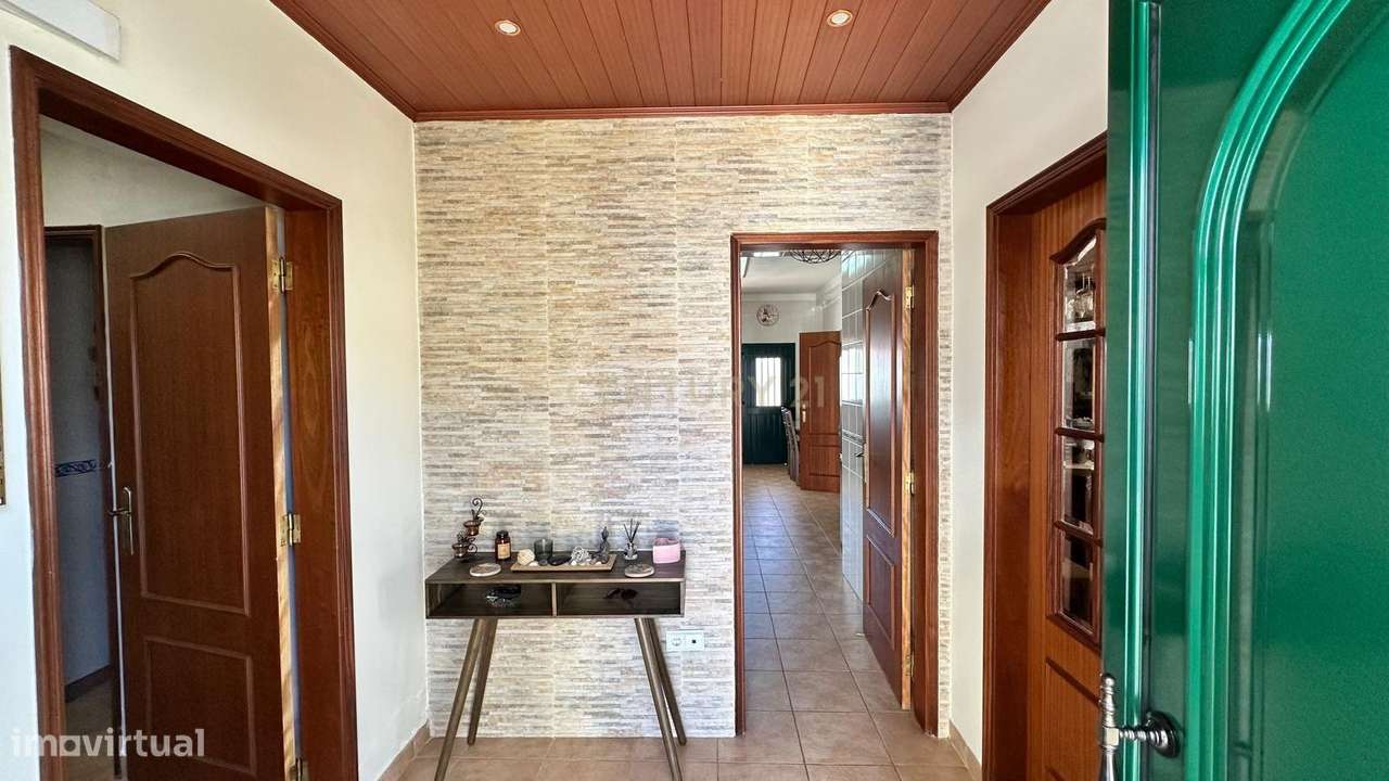 MORADIA  T4 BASTANTE ATRATIVA , ESPAÇOSA E COM MUITA LUZ NATURAL EM A - Grande imagem: 4/24