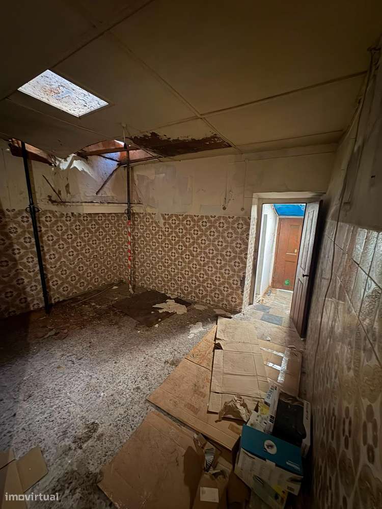 Moradia térrea para reconstrução com logradouro em Moita do Norte-14