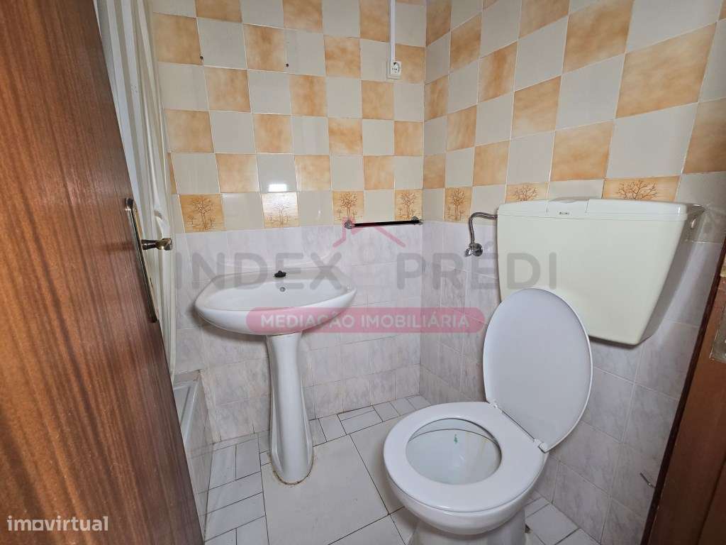 Prédio com varias frações Autónomas - Venda Judicial - Guarda-38