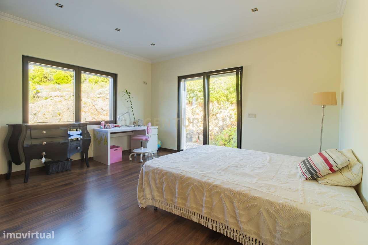 Moradia T4 com Piscina e Vista Panorâmica sobre Porto de Mós-13