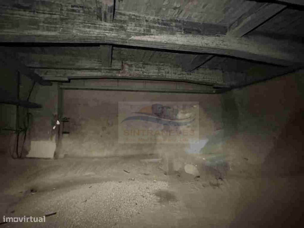 Garagem Estilo Bunker no Centro da Parede - Grande imagem: 3/8