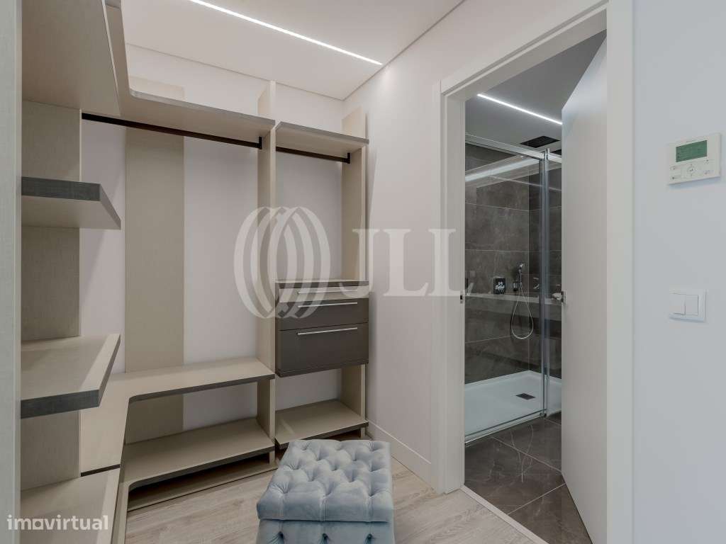 Apartamento T3 com varanda e garagem em Algés Oeiras-12