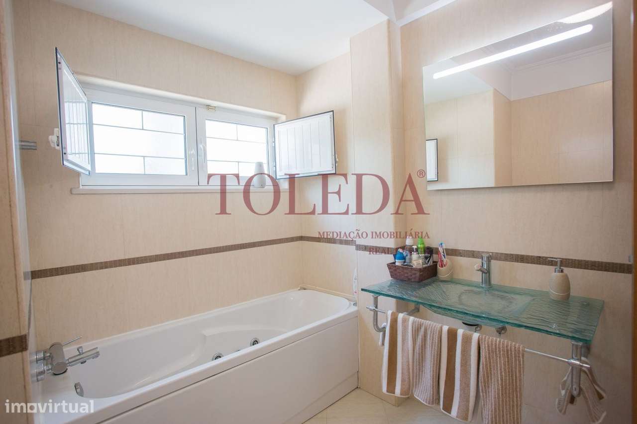 Moradia Isolada T4 em Azeitão com Piscina, Garagem e Churrasqueira-40